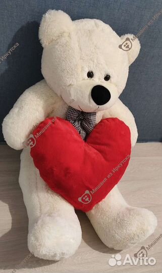 Большой плюшевый медведь