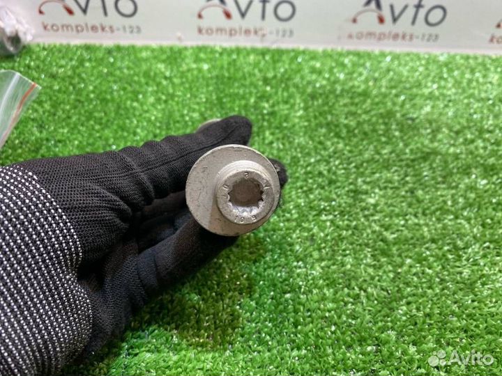 Болт развальный задний Mercedes-Benz E-Class W212