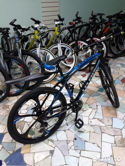 Велосипед 21 скорость на черных литых дисках