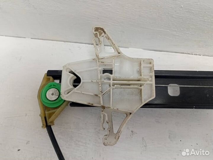 Стеклоподъемник механический задний левый 5E083946