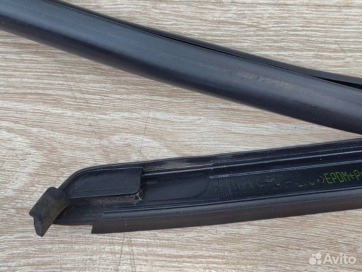 Уплотнительная резинка боковой двери задняя правая