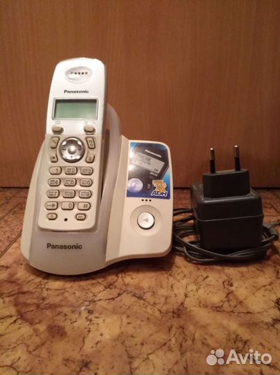 Телефон Panasonic (база с трубкой)