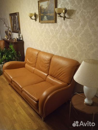Кожаный диван