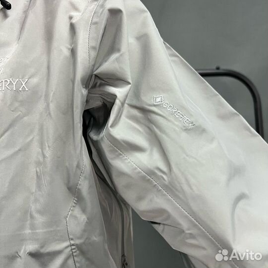 Серая ветровка Arcteryx Beta LT