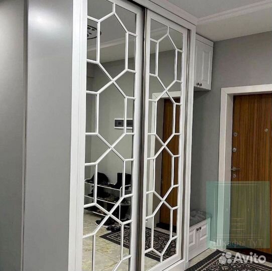 Зеркальный шкаф