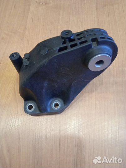 Кронштейн опоры двигателя передний левый Mercedes