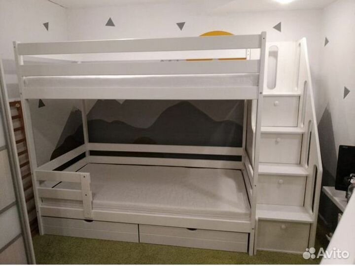 Двухъярусная детская кровать с лестницей комодом