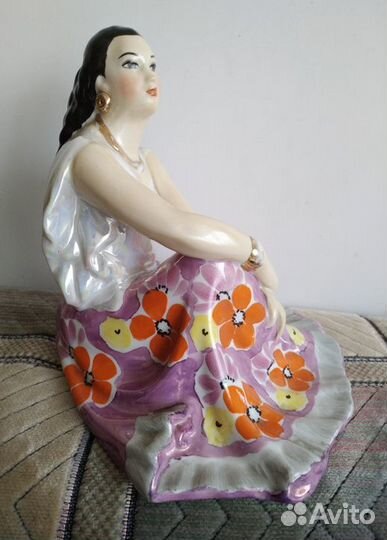 Фарфоровая статуэтка 