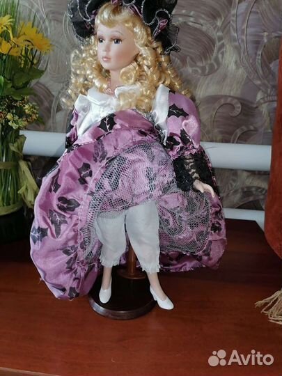 Кукла фарфоровая