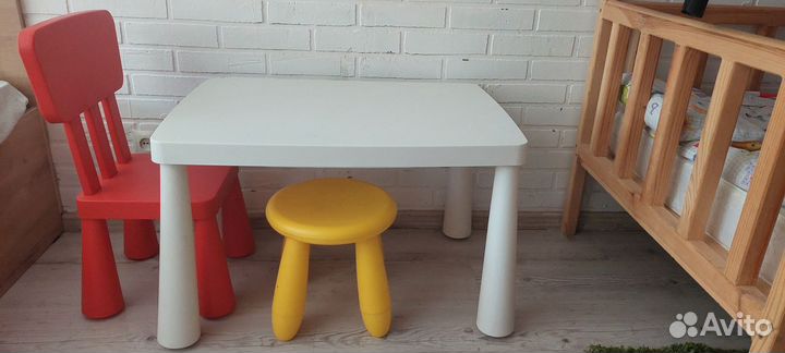 Стол и стулья
