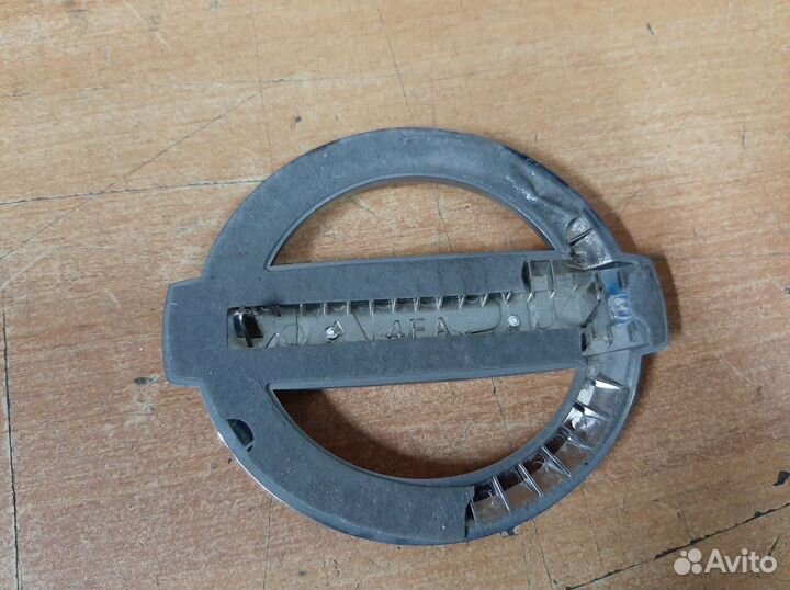 Эмблема багажника Ниссан Кашкай J11 908904EM0A