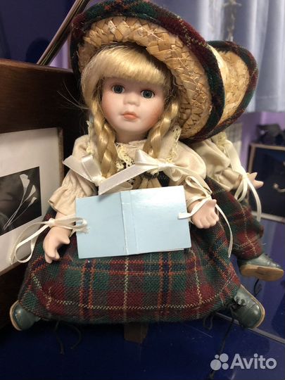 Фарфоровая кукла на стуле