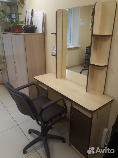 Парикмахерское кресло и зеркало