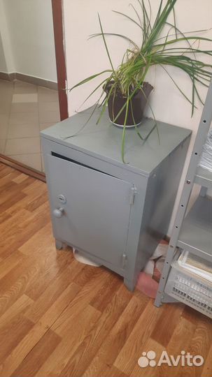 Сейф металлический