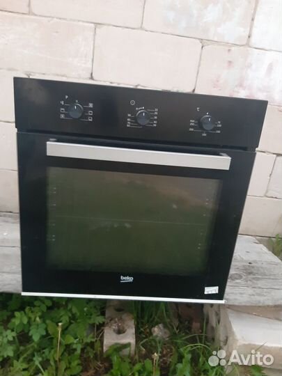 Электрический духовой шкаф Beko BIE21100B черный