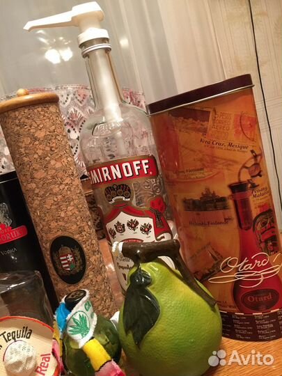 Бутылки и коробки из-под алкоголя