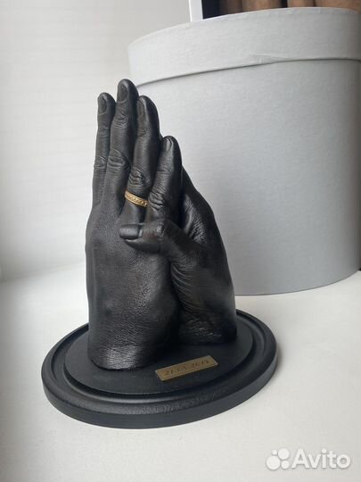 Скульптуры рук