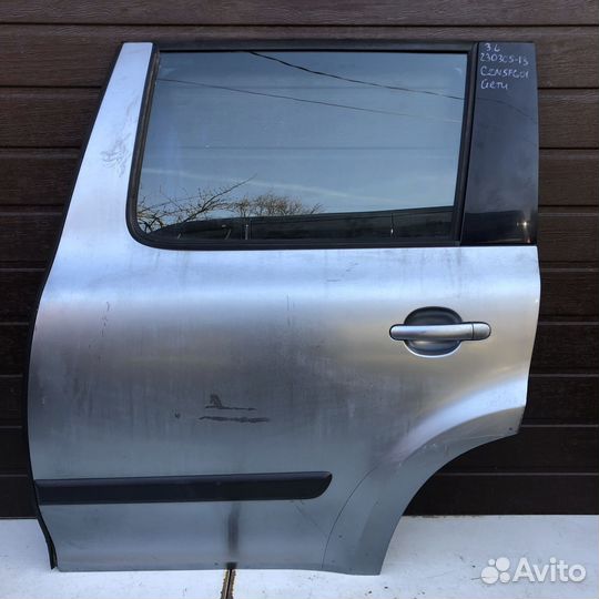Стекло задней левой двери Шкода Йети 09-18г