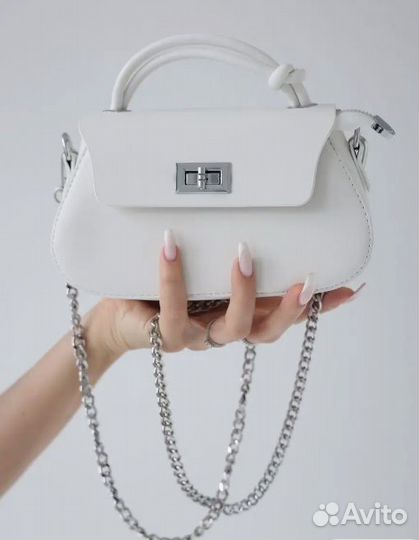 Сумка маленькая белая с цепочкой