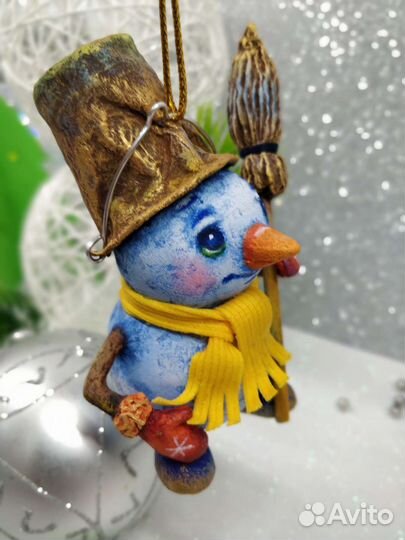 Ёлочная игрушка Снеговик с метлой