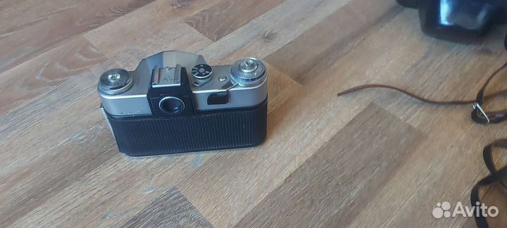 Старинный фотоаппарат Зенит