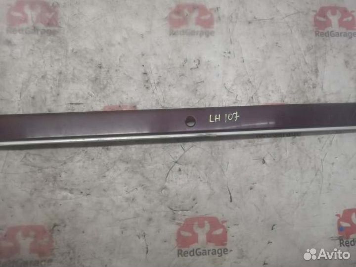 Накладка двери багажника Toyota Hiace LH107G 3L