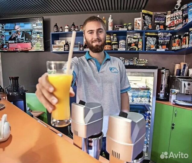 Бармен-официант в фитнес кафе