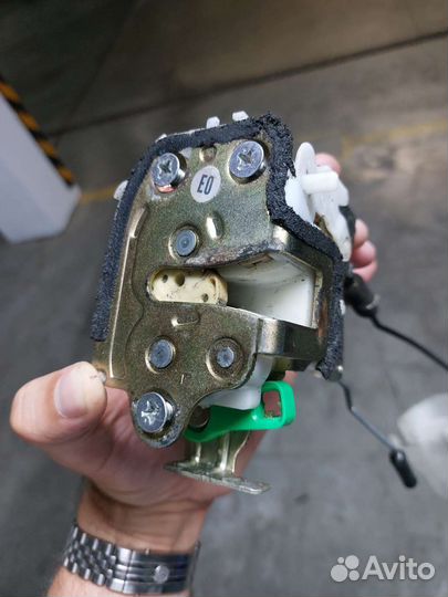 Замок двери Honda accord 7