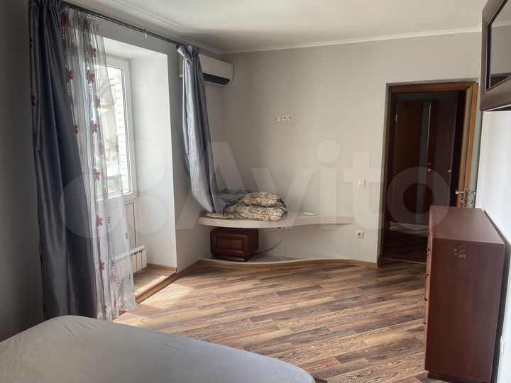 2-к. квартира, 64 м², 8/10 эт.