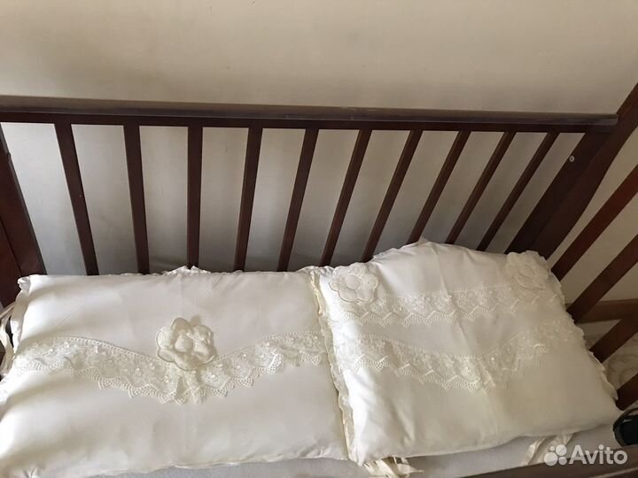 Детская кроватка с маятником и ящиком