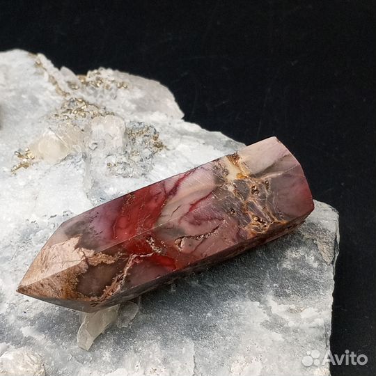 Яшма мукаит кристалл