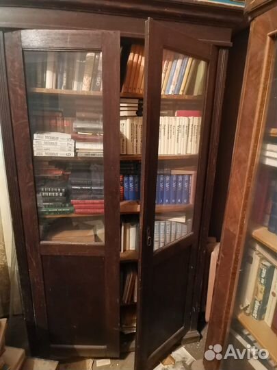 Книги вместе со шкафами