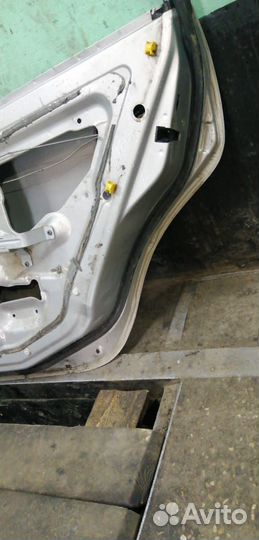 Дверь задняя правая левая Mitsubishi Carisma