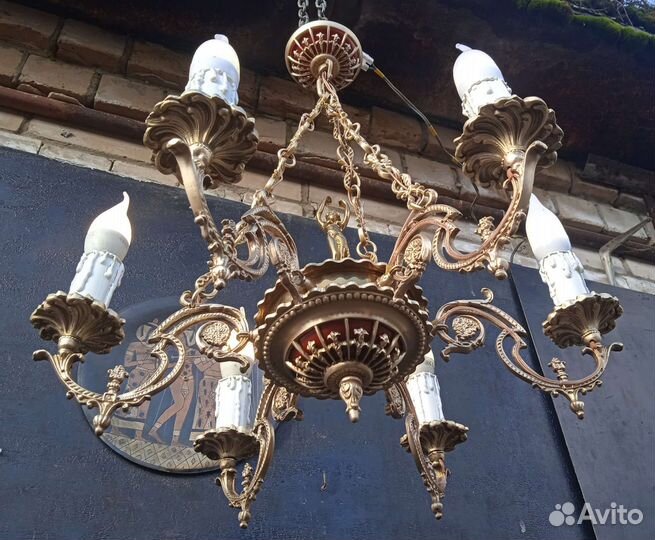 Красивая старинная люстра