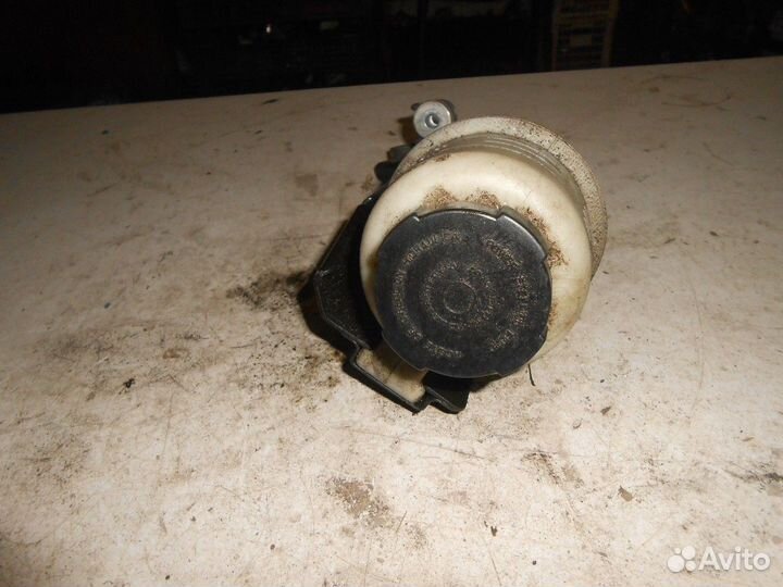 Бачок гидроусилителя (Nissan Pathfinder)