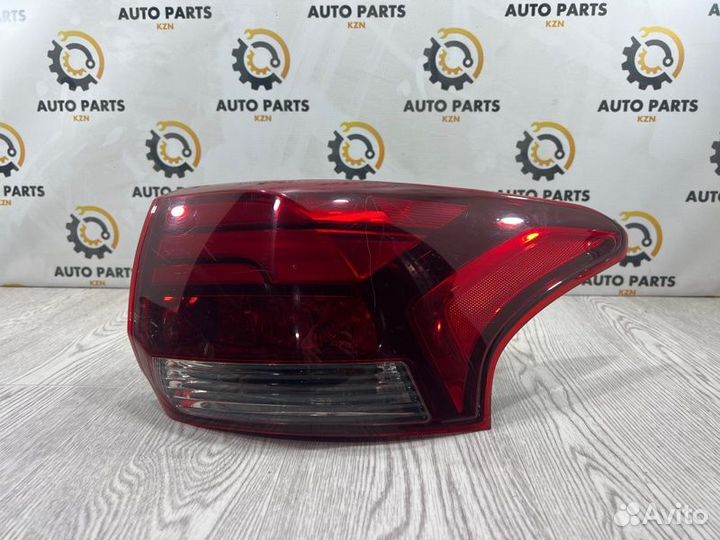 Фонарь задний правый Mitsubishi Outlander 3 4J12