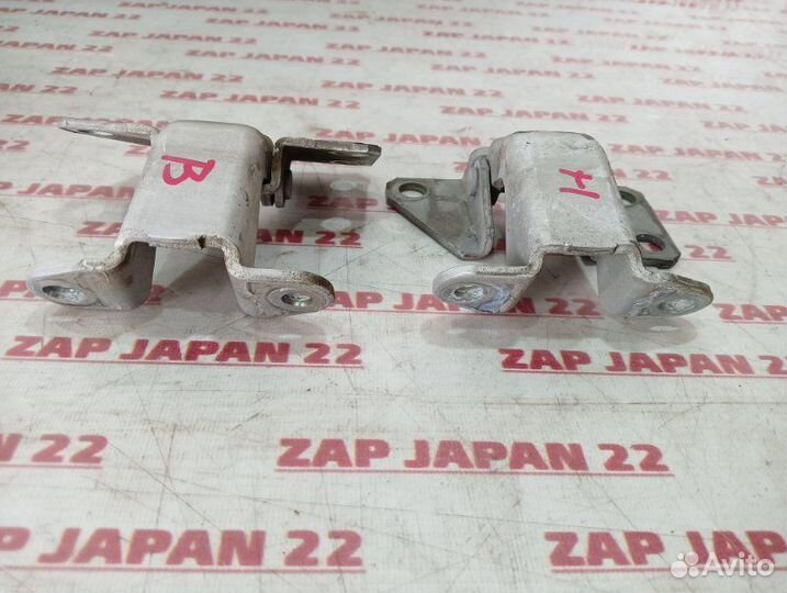Петли двери передние правые Toyota Lite Ace Noah