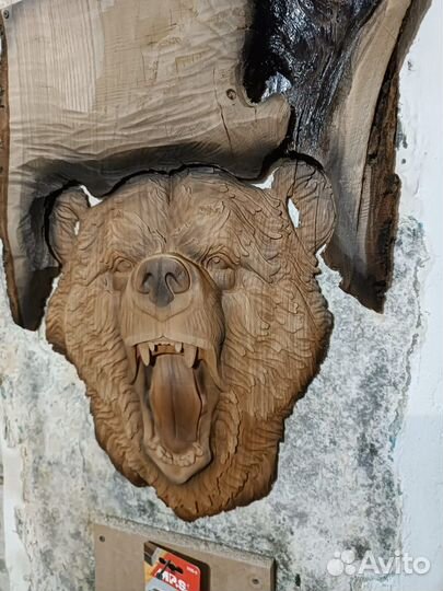 Резное панно из дерева