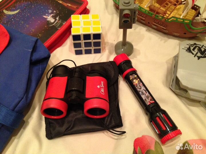 Пистолет, бинокль, кубик Рубика и другое