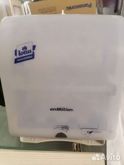 Диспенсер Lotus EnMotion для рулонных полотенец