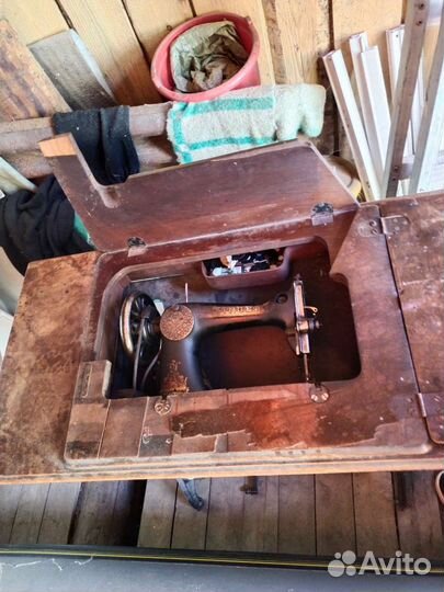 Швейная машинка Зингер ножная