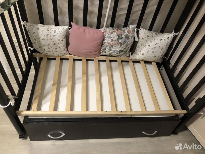 Детская кроватка с поперечным маятником