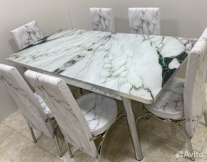 Кухонный стол и стулья новые