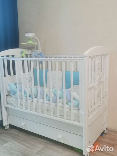 Детская кроватка с маятником и ящиком