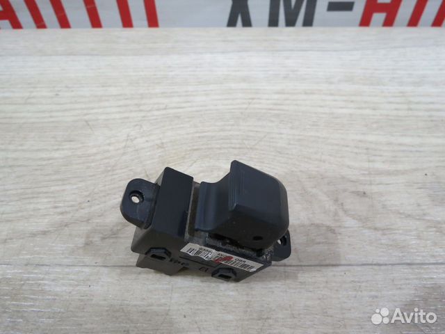 Кнопка стеклоподъемника задняя левая Kia Rio 3