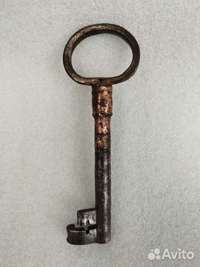 2). Старинный амбарный ключ в коллекцию