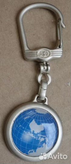 Брелок стилизирован как глобус