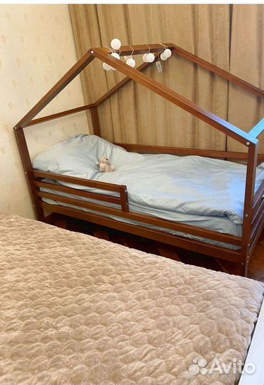 Детская кровать домик из настоящего дерева