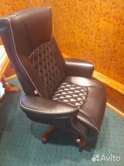Офисное кресло руководителя