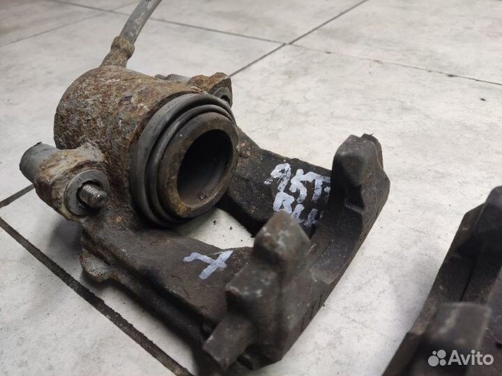 Суппорт тормозной передний Skoda Octavia А5 1.6